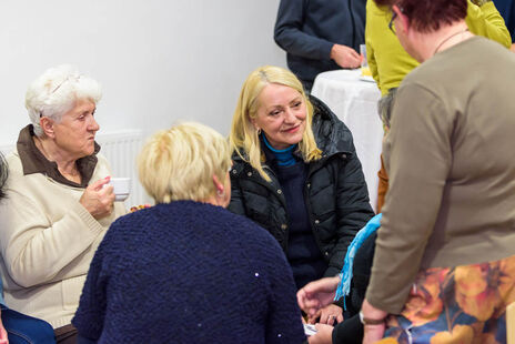 Besucherinnen im Gespräch.