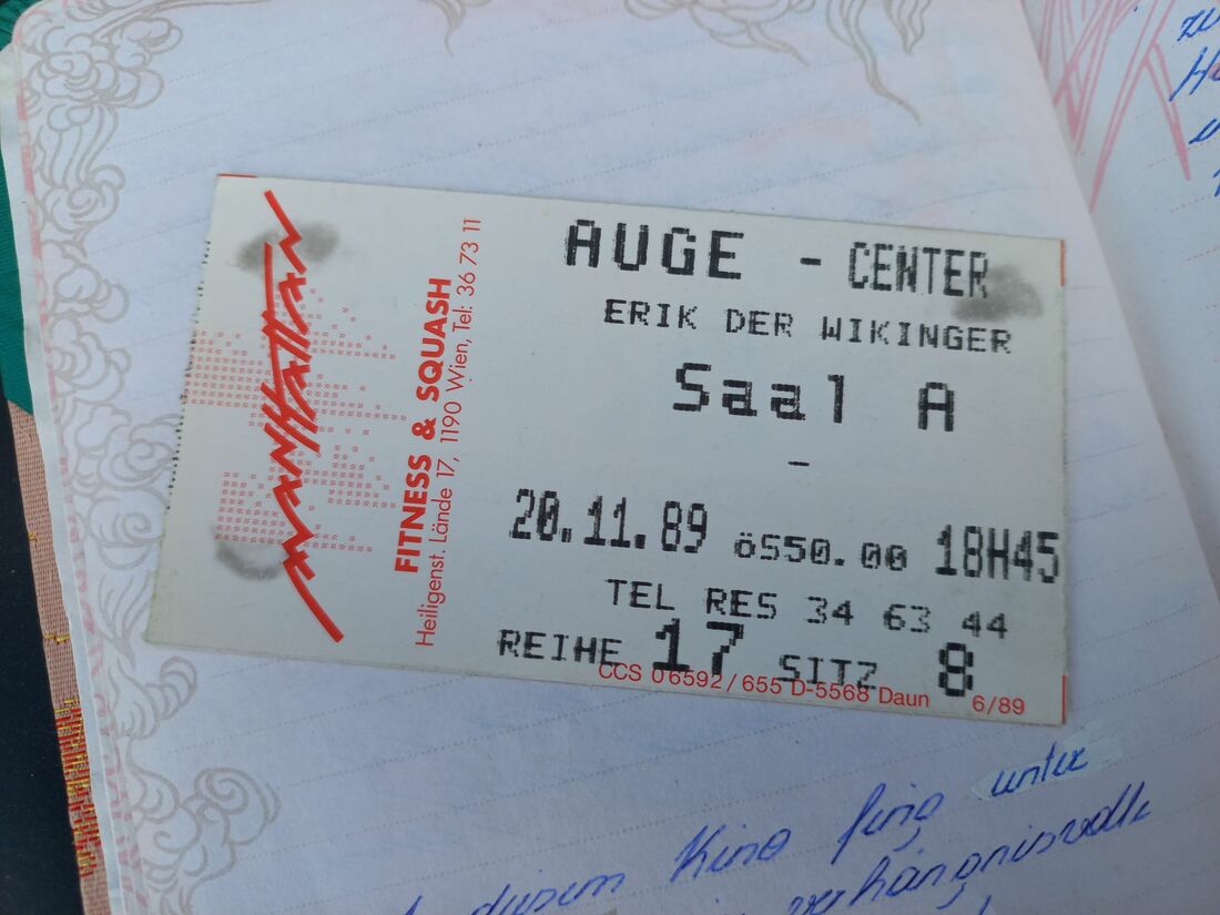 Auch Erinnerungsstücke wie dieses Kinoticket aus dem Jahr 1989 sind im Tagebuch zu finden.