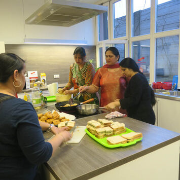 Auch in der Küche ging es rund: Hobby-KöchInnen bereiteten würzige Köstlichkeiten nach indischem Rezept zu, die anschließend gemeinsam und mit großem Appetit verspeist wurden. 