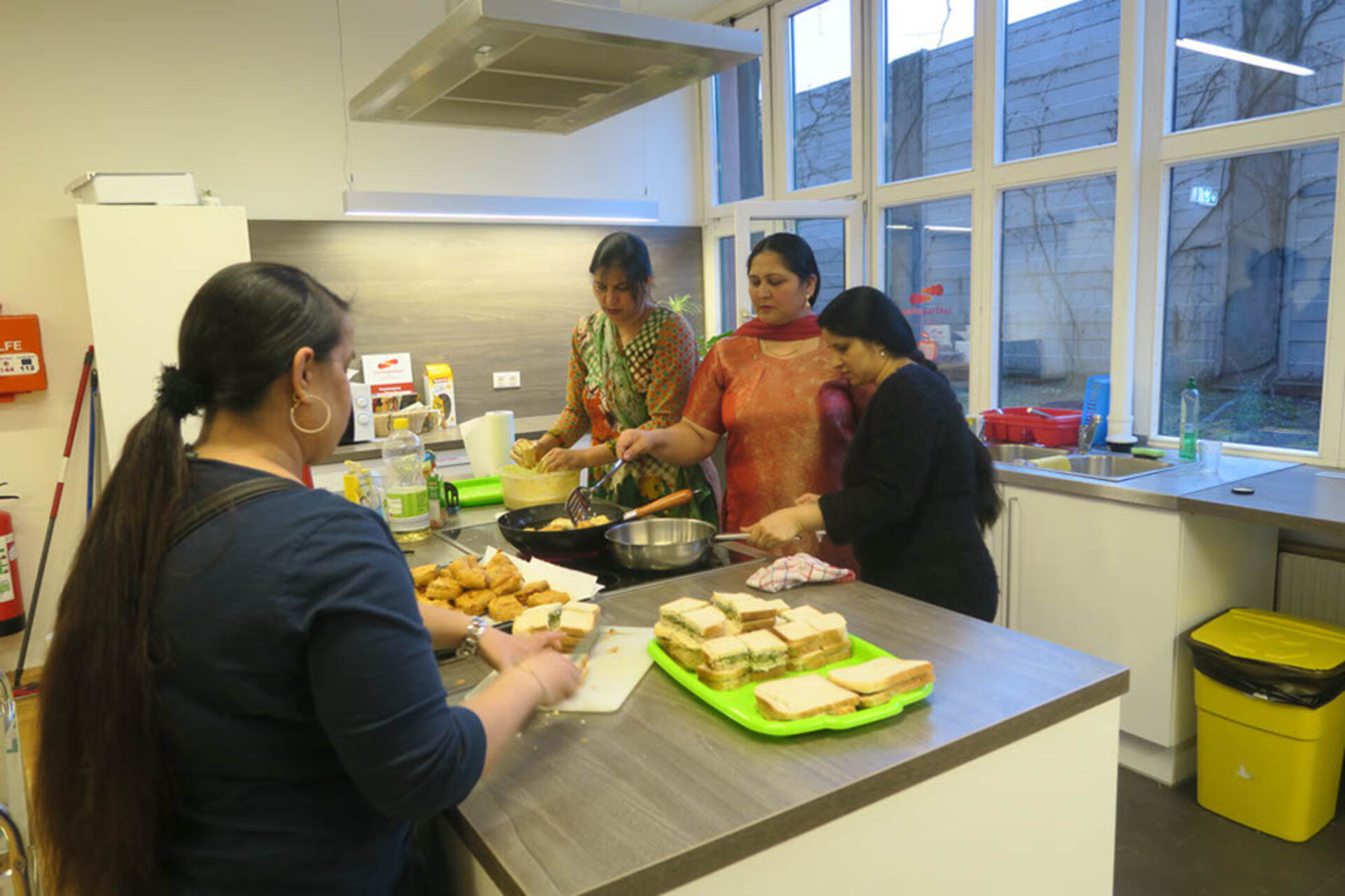 Auch in der Küche ging es rund: Hobby-KöchInnen bereiteten würzige Köstlichkeiten nach indischem Rezept zu, die anschließend gemeinsam und mit großem Appetit verspeist wurden. 