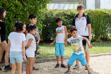 Kinder spielen Cross-Boccia und wandern durch die gesamte Wohnhausanlage.