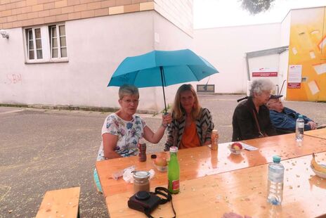 BewohnerInnen tauschen sich beim Freitagscafé im Karl-Wrba-Hof aus. 