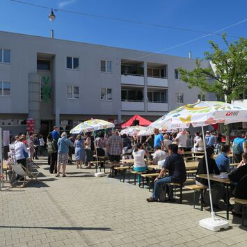 Zahlreiche BesucherInnen beim Nachbarschaftsfest am Platz des Kinderlachens