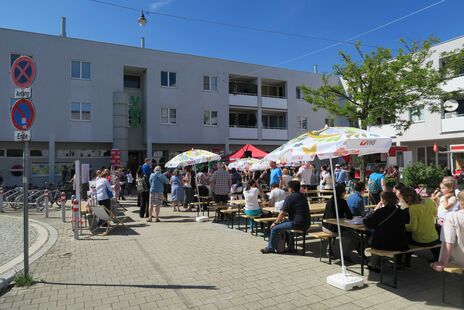Zahlreiche BesucherInnen beim Nachbarschaftsfest am Platz des Kinderlachens