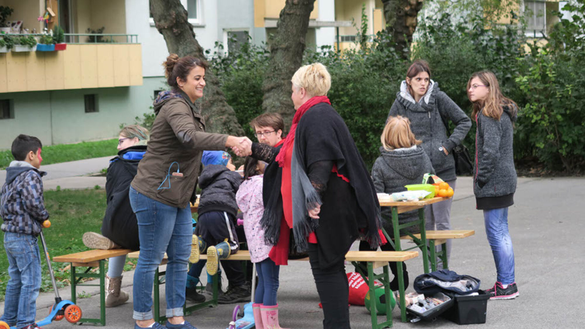 Zahlreiche BewohnerInnen nutzten die Gelegenheit, ihre NachbarInnen beim Nachbarschaftsfest im Rudolf-Köppl-Hof besser kennen zu lernen.