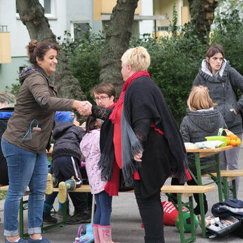 Zahlreiche BewohnerInnen nutzten die Gelegenheit, ihre NachbarInnen beim Nachbarschaftsfest im Rudolf-Köppl-Hof besser kennen zu lernen.