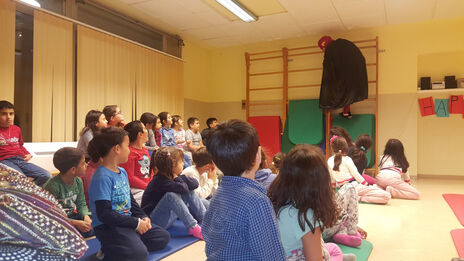 Superheld mit Kindern im BewohnerInnen-Zentrum 