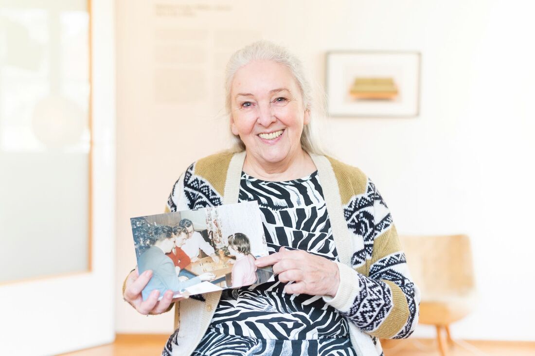 Christiane S. mit Ihrem Familienbild - zu finden in der Ausstellung Terra Nova