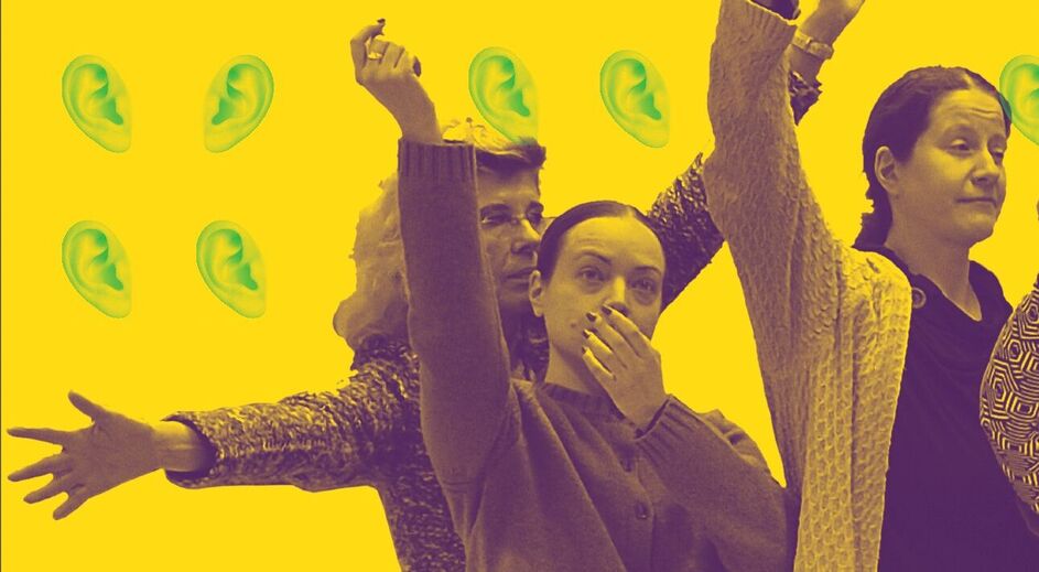 3 Frauen stehen hintereinander und halten die Arme in die Höhe. Sie sind in einem Braunton dargestellt. Der Hintergrund ist einfärbig gelb leuchtend mit mehreren Zeilen aus grünen Ohren.