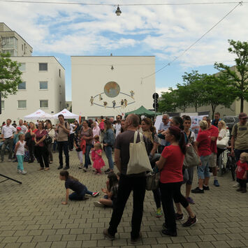 Buntes Nachbarschaftsfest mit vielen BewohnerInnen am Platz des Kinderlachens