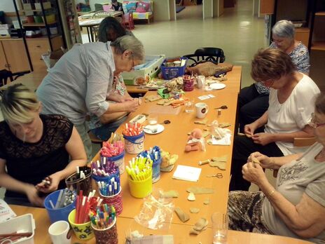 Einfriges und konzentriertes Basteln im BewohnerInnen-Zentrum Bassena 10