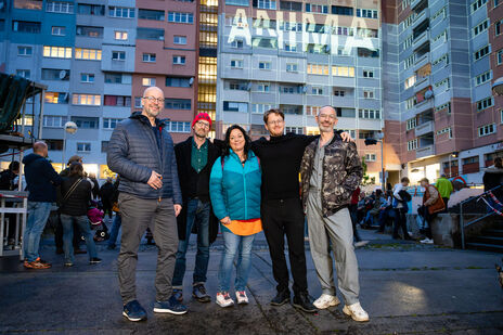 v.l.n.r.: Wohnservice Wien GF Josef Cser, Kulturlabor Gemeindebau-Leiter Arno Rabl, wohnpartner-Bereichsleiterin Claudia Huemer, Jakob Hütter (Hand mit Auge) und Musiker Wolfgang Schlögl