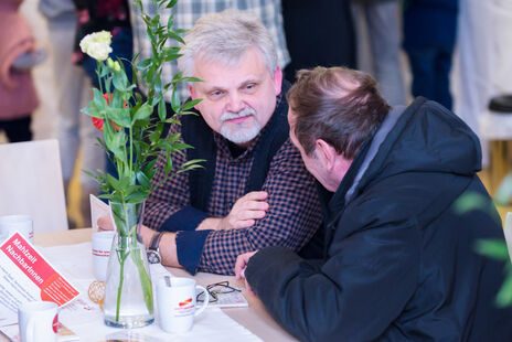 Besucher im Gespräch