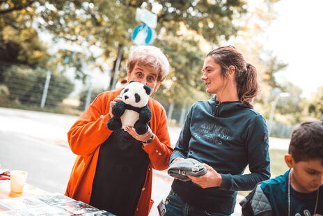 wohnpartner-Mitarbeiterin und Bewohnerin haben viel Spaß beim Flohmarkt