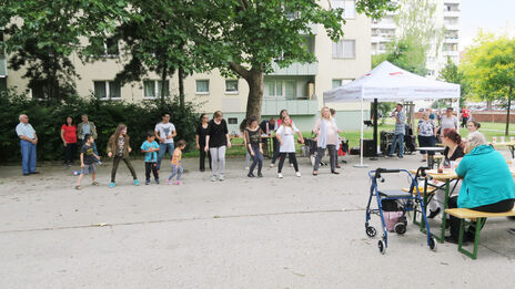 Gemeinsames Tanzen beim Nachbarschaftsfest