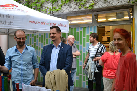 Vertreter von wohnpartner sowie der Bezirksvorstehung 