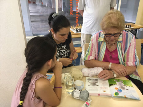 Konzentrierte Recherche bei der Auswahl des Amigurumi