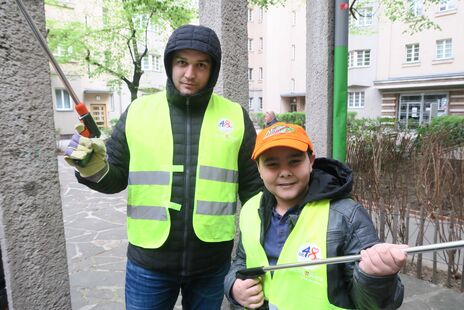 Groß und Klein bei der Putzaktion im Südtiroler-Hof