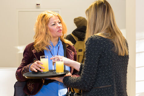 Besucherinnen im Gespräch