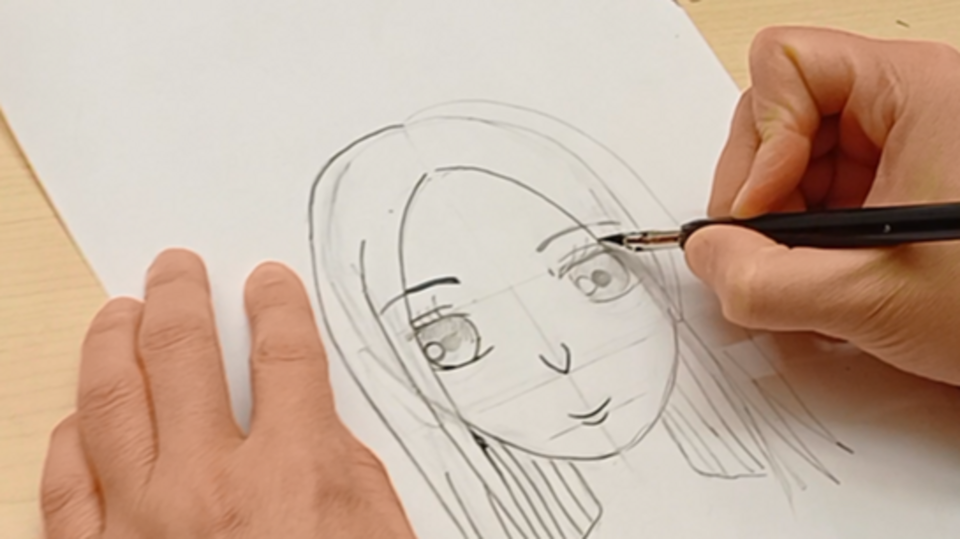Zwei Hände, die einen speziellen Zeichenstift halten und eine Mangafigur zeichnen