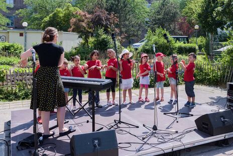 Tanzgruppe beim Fest