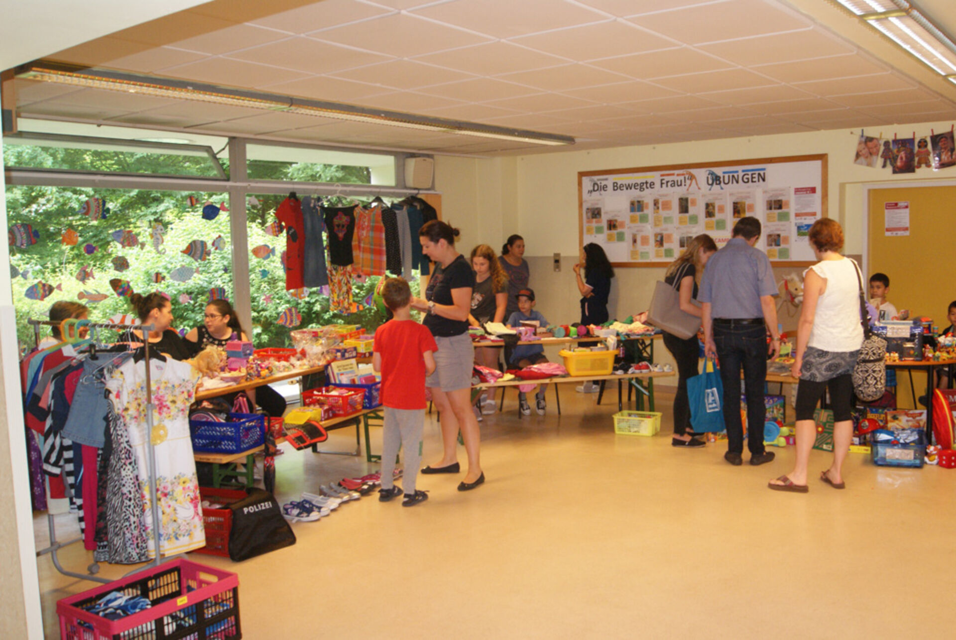 Viele Sachen zum Tauschen und Verkaufen beim Kinderflohmarkt