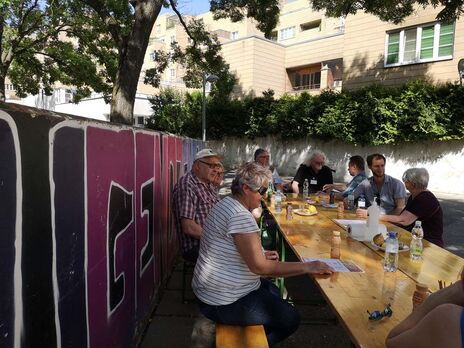 BewohnerInnen beim gemeinsamen Freitagscafé im Favoritner Karl-Wrba-Hof