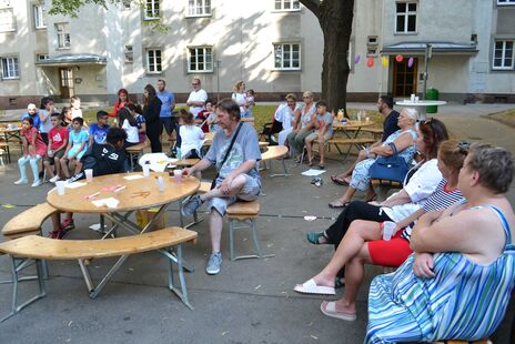 Zahlreiche BesucherInnen beim Hoffest in der Bürgergasse