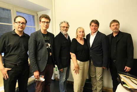 Ein Gruppenfoto mit den Ehrengästen: Witwe Karla Hinterberger, Harald Pesata, Adi Hirschal, Karla Hinterbergr, Christian Spatzek