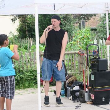 Rapper bei Auftritt in der Ankerbrotsiedlung