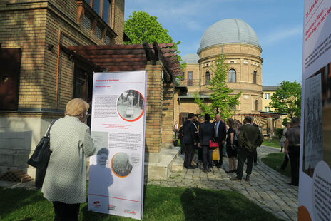 Die Geschichte des Ehepaars Dirmhirn ist Teil der wohnpartner-Ausstellung „Widerstand und Befreiung in Sandleiten“, die auf der Kuffner-Sternwarte aufgebaut und von zahlreichen Interessierten besichtigt wurde. 