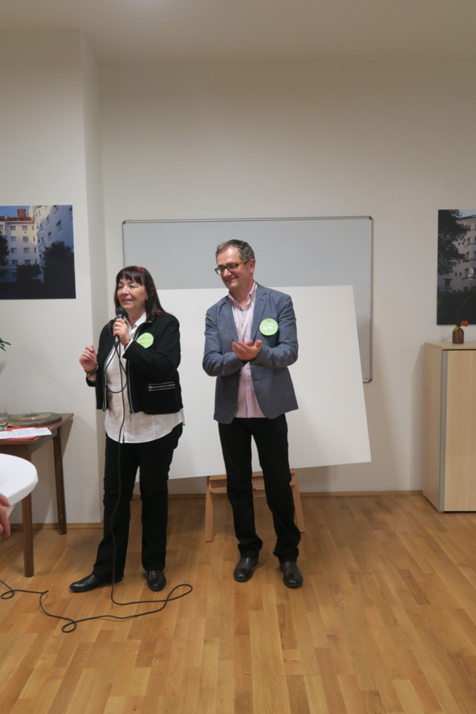 wohnpartner-MitarbeiterInnen eröffnen das Fest