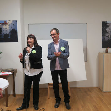 wohnpartner-MitarbeiterInnen eröffnen das Fest