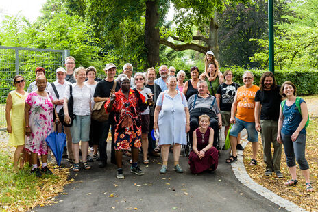 Ein Gruppenfoto der TeilnehmerInnen an der wohnpartner-Gartl-Tour.