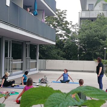 Yogagruppe in der Liesinger Steinergasse