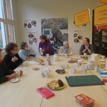 Frauenrunde bemalt Häferl