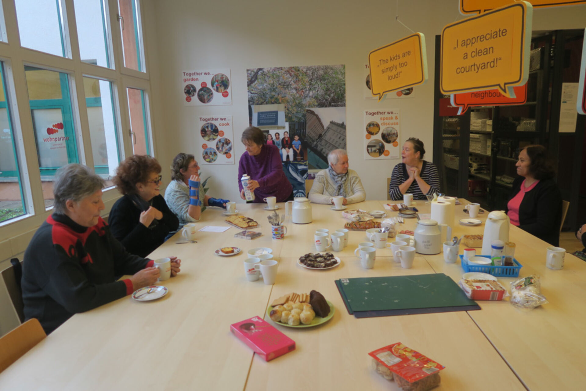 Frauenrunde bemalt Häferl