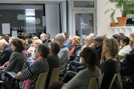 Zahlreiche BesucherInnen bei der Präsentation der Forschungsergebnisse 