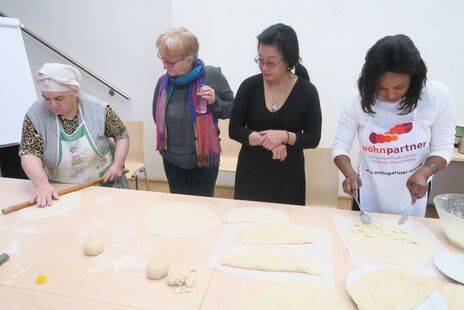 Frauen beim gemeinsamen backen