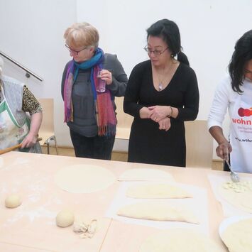 Frauen beim gemeinsamen backen