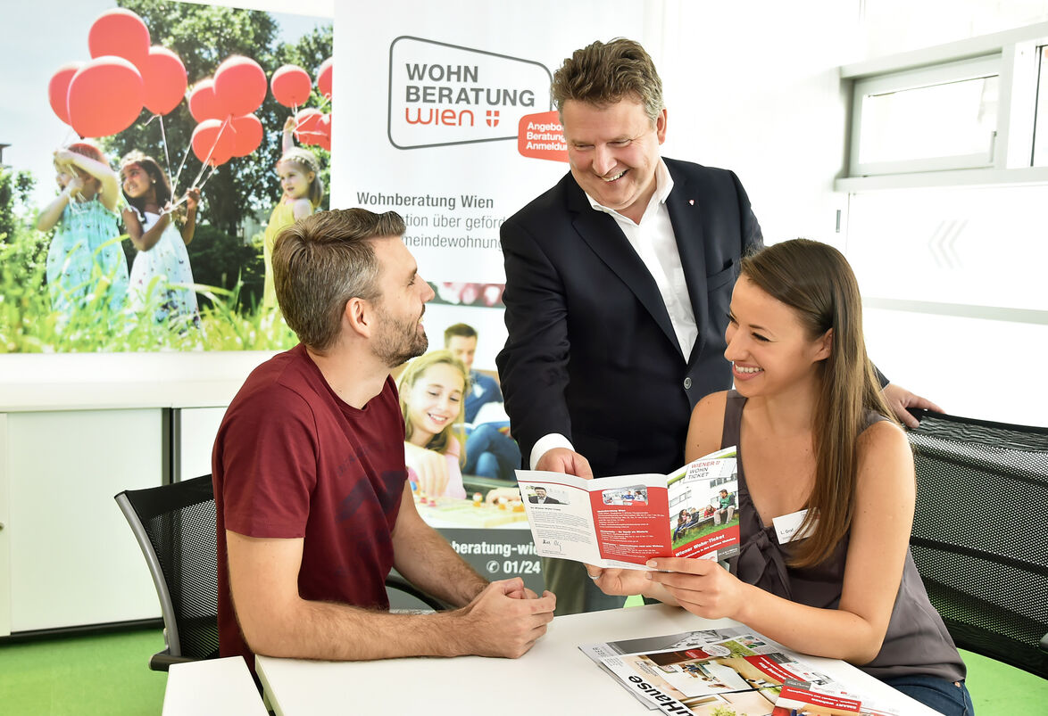 Stadtrat Michael Ludwig in der Wohnberatung Wien