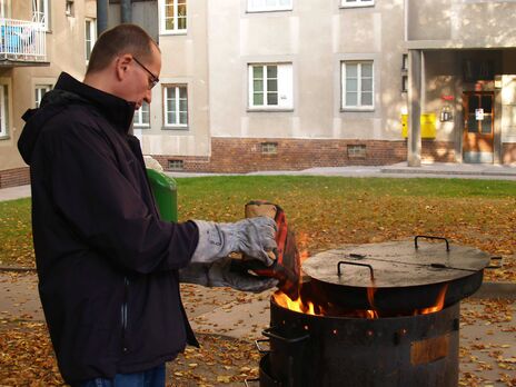 Grill wird vorbereitet