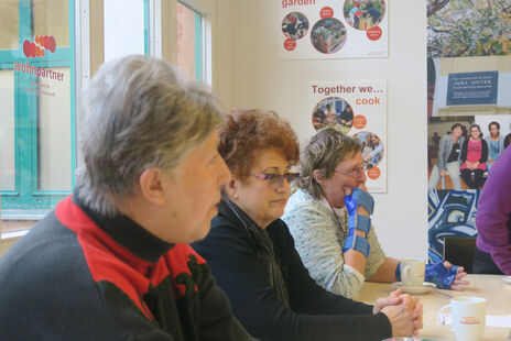 Frauen nehmen am Frauencafé teil