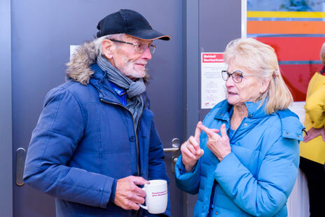 BesucherInnen im Gespräch miteinander