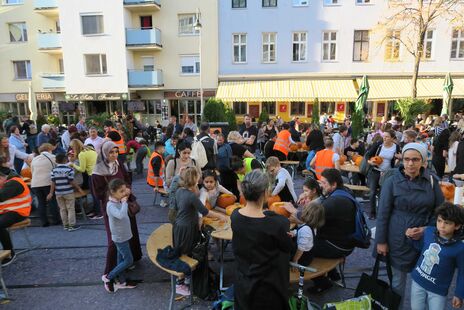 Gemeinsames Kürbisschnitzen für Groß und Klein