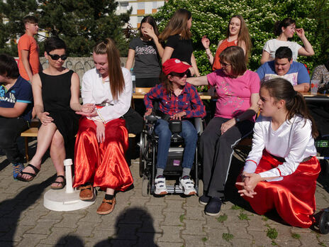 Nach dem Tanzauftritt gönnen sich die Tänzerinnen eine Pause.