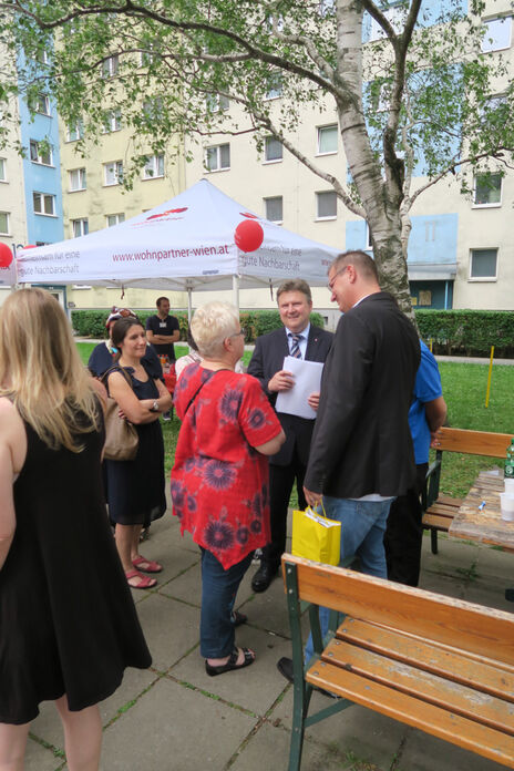 Bürgermeister Michael Ludwig und Bezirksvorsteher Ernst Nevrivy mit Brigitte Röhrenbacher 