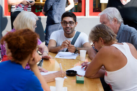 BesucherInnen im Gespräch