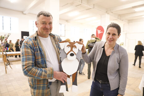 Isabella Wohinz (wohnpartner) und Arno Rabl (Kulturlabor Gemeindebau) zeigen, wie aus einem alten Lattenrost ein stylisher Blumenübertopf wird