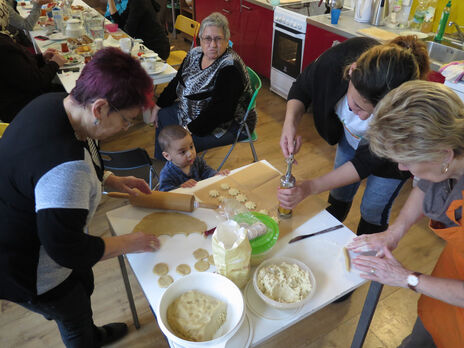 Teilnehmerinnen des Frauencafés backen gemeinsam Kekse